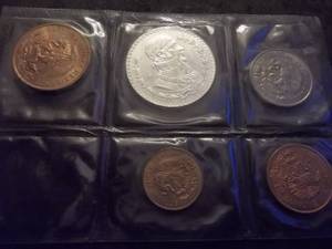 lot 32 image: 1967 Mexican Mint Set With Silver Peso