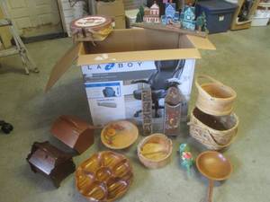 lot 5 image: (CS) Large Box Full of Assorted Wood Decor