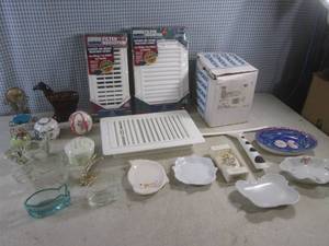 lot 14 image: (D-2) Lot of Misc - Soap Dishes Other Decor Vents Bath Faucet