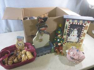 lot 17 image: (EW3) Box Full of Misc Christmas Decor