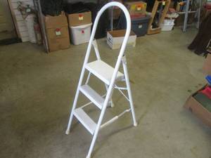 lot 23 image: (EW7) Folding Metal Step Stool...