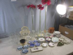 lot 26 image: (EW5) Assorted Decor - Most Vintage...