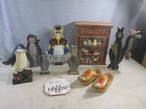 lot 34 image: (EW2) Assorted Wood Decor...