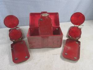lot 70 image: (EC1) Vintage Set of PM Vanguard Reflector Flare Set No. 450