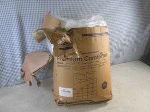 lot 164 image: (EW6) King Size Quilted Down Alternative Premium Comforter in White