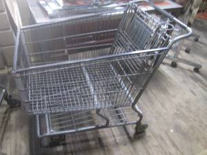 lot 186 image: (G) Grocery Cart...