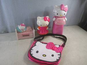 lot 215 image: (CSB) Hello Kitty Popcorn Popper, Coin Bank, Alarm Clock and PurseBag
