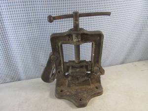 lot 218 image: (G-1) Vintage NYE No. 73 Pipe Vise 12 to 4 12 Capacity