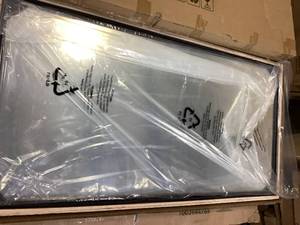 lot 9 image: 40 in. W x 20 in. H Modern Medium Rectangular Aluminum Framed Wall Mounted Bathroom Vanity Mirror in Black Customer Returns See Pictures