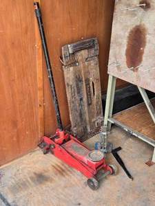 lot 414 image: Floor Jack (needs repair), Scissor Jack, Creeper