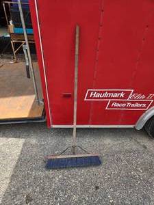 lot 422 image: Harter Push Broom - Like New