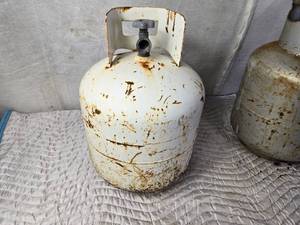 lot 461 image: 20# Propane Tank