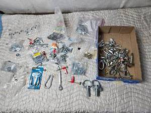 lot 323 image: Large Lot of Mixed Quick Links, Pins and Other Items