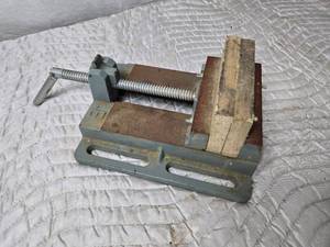 lot 318 image: Bench or Drill Press Vice