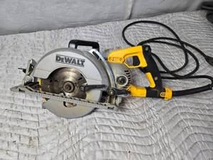 lot 287 image: DeWalt 7 14 Worm Drive Circular Saw