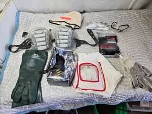 lot 222 image: Knee Pads, Rubber Gloves, Protection Hood