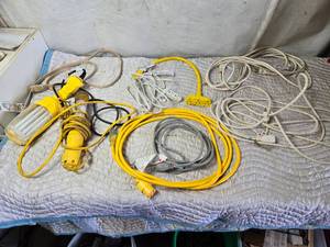 lot 221 image: Flourescent Treble Lights, Short Extension Cords