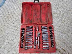 lot 101 image: Snap-On 44 pc 14 Drive 6-Point Metric SAE General Service Set (Red)