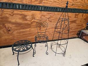 lot 471 image: Garden Planter Holders and Decor