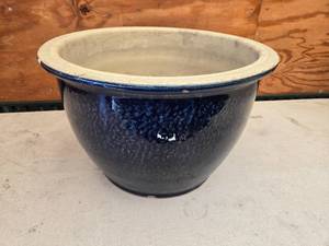 lot 475 image: Large Ceramic FlowerPlant Planter