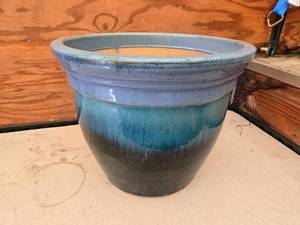 lot 476 image: Large Ceramic FlowerPlant Planter