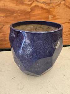 lot 485 image: 16 Tall Ceramic Flower Plant Pot
