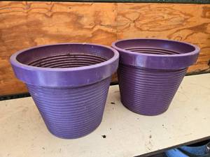 lot 488 image: Lot of 2 Matching Plastic Flower Pots