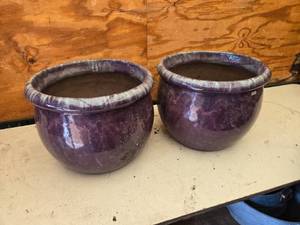 lot 489 image: Lot of 2 Matching 15 Flower Pots - 1 is cracked down the side