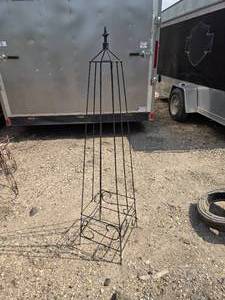 lot 492 image: 5 Garden Trellis