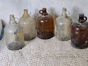 lot 499 image: Lot of 5 Vintage 1 Gallon Bottles Including 2 Clorox