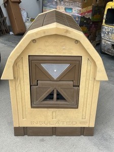 lot 3 image: Insulated Doghouse with Heater