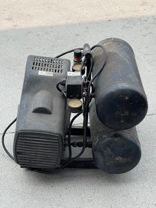 lot 10 image: Air Compressor