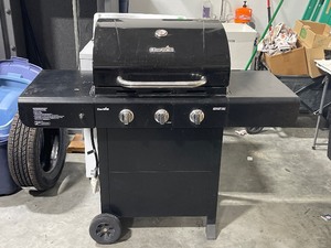 lot 31 image: Char Broil Propane Grill with Cover