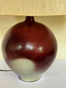 lot 108 image: Beautiful Pottery Table Lamp