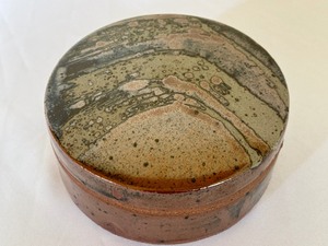 lot 109 image: Beautiful Hand Crafted Pottery Dish