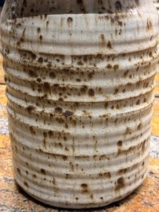 lot 105 image: Large Beautiful Pottery Vase