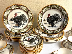 lot 97 image: Vintage Italian Turkey Motiff Dish Set