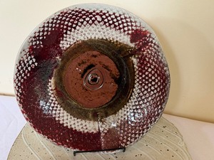 lot 121 image: Vintage Sue Barnes Pottery Trivet and a Decorative Ken Olson Pottery Plate