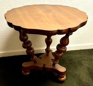 lot 87 image: Vintage Wooden Scalloped Edge Accent Table