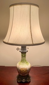 lot 184 image: Pretty Vintage Lamp with Shade