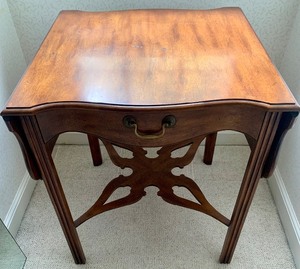 lot 191 image: Vintage Drop Leaf Mahogany Table by Baker Furniture
