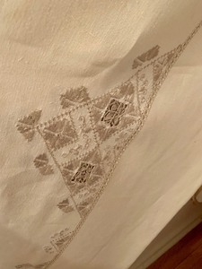 lot 199 image: Large Selection of Various Sized Vintage Linens