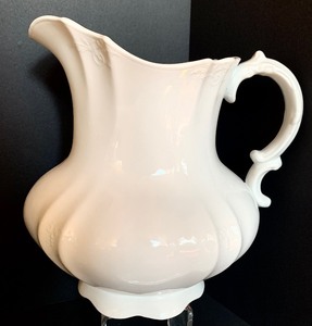 lot 225 image: Variety of Vintage Serving Pieces, Including Pure White Grape Motif Teapot