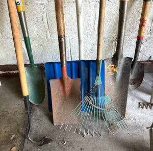 lot 218 image: Long Handled Tool Lot