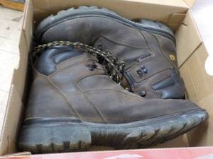 Ozark Trail Mens Size 9.5 Boots - used