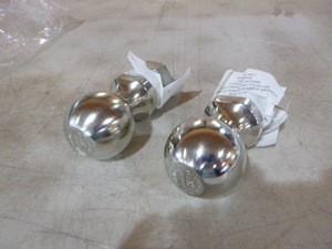 lot 9 image: 2 Valley 2 516 Tow Balls