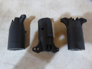 lot 18 image: 3 Adapters 7-Pin to 4-Pin