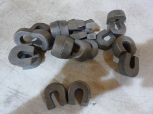 lot 82 image: 22 Horseshoe Magnets