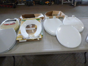 lot 137 image: 6 Toilet Seats