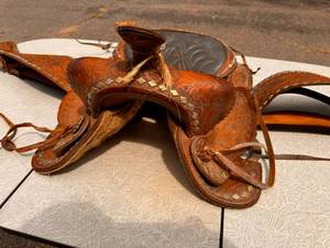 Western Saddlery Buckstitch Racing Saddle